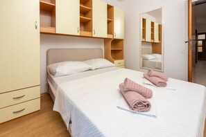 3 chambres, bureau, Wi-Fi gratuit, draps fournis