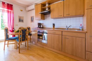 Kylskåp, spishäll, diskmaskin och kaffe- och tebryggare