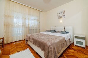 2 chambres, bureau, accès au Wi-Fi (inclus), literie fournie