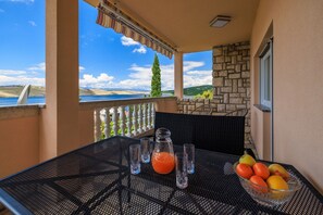 Outdoor dining - Only 100 metres to the crystal-clear Adriatic Sea (Jadranovo)