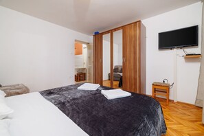 1 bedroom, desk, free WiFi, bed sheets