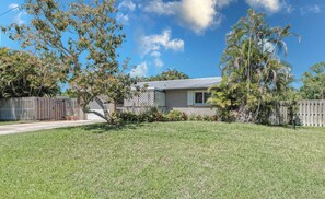 Property grounds - Private Paradise with Pool in Sarasota (Sarasota)