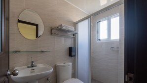 Comfort Double Room | Bathroom | Shower, hair dryer, towels, shampoo - Moozhouse (Magong)