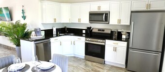 Villa Serenō - 2BR Luxe-Hammocks & Beach Bliss