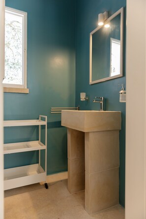 Shower, hair dryer, bidet, towels - Tenuta Lavati, three trulli with private pool in Santa Maria di Leuca. (Puglia)