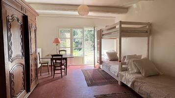 4 slaapkamers, een strijkplank/strijkijzer, gratis wifi