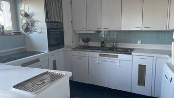 Réfrigérateur, four, plaque de cuisson, lave-vaisselle