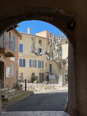 An archway leading to a building with a sign reading "Maison des Services."