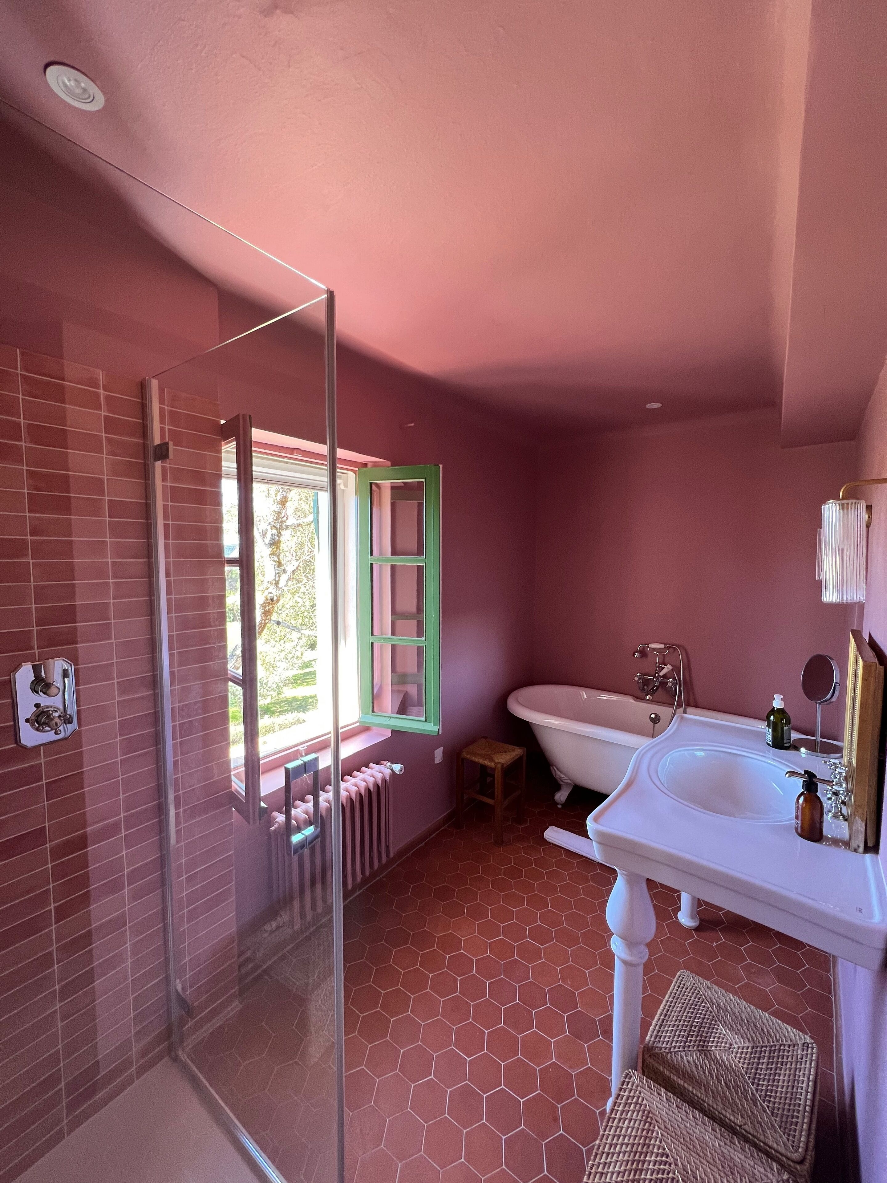 Sèche-cheveux, savon, shampoing, papier toilette