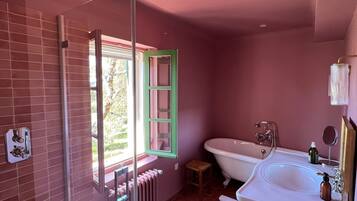 SĂšche-cheveux, savon, shampoing, papier toilette