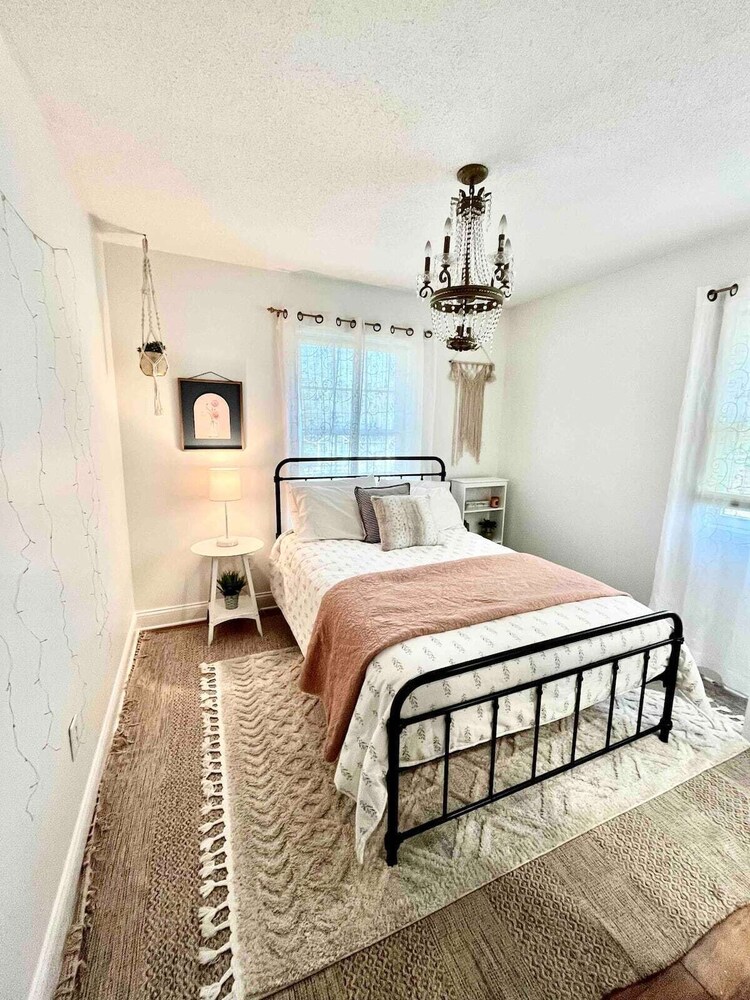 Modern and Comfortable 5BR located conveniently near Ft. Knox and