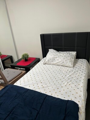 5 bedrooms, free WiFi, bed sheets - V-SWIM Blessed Home (Toronto)