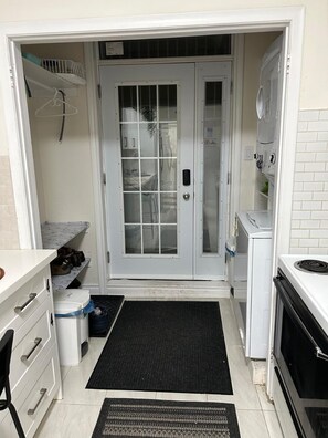 Frigorífico, microondas, placa de cocina y hervidor eléctrico