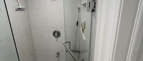 Regadera, bidet, papel de baño