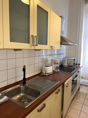 Kühlschrank, Mikrowelle, Ofen, Herdplatte