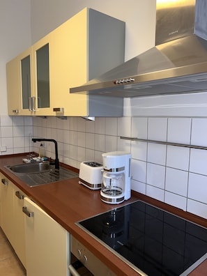 Réfrigérateur, micro-ondes, four, plaque de cuisson