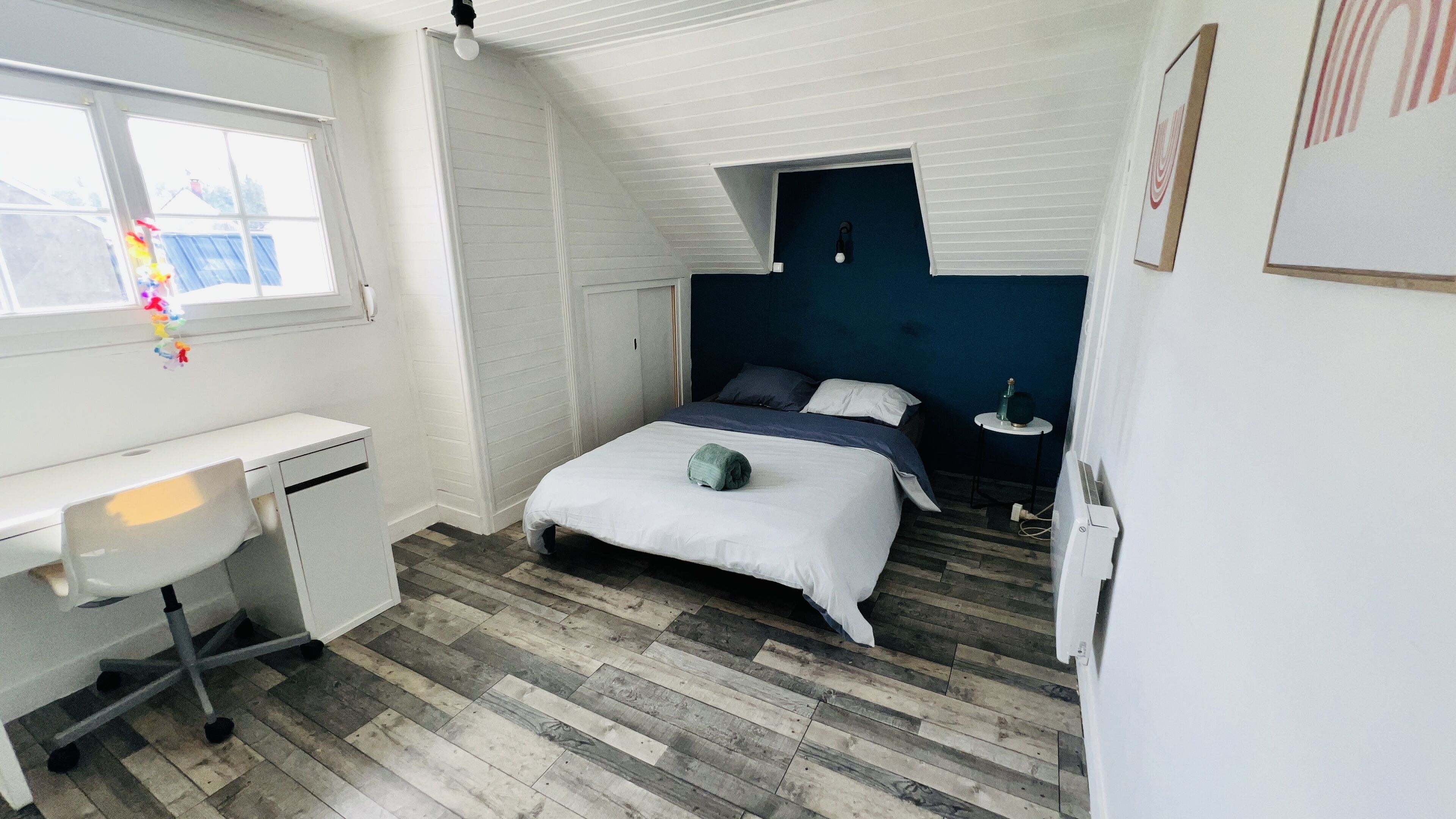 Une chambre à coucher avec un lit, un bureau et une chaise.
