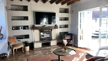 Smart-tv, een open haard, een computerscherm en een printer