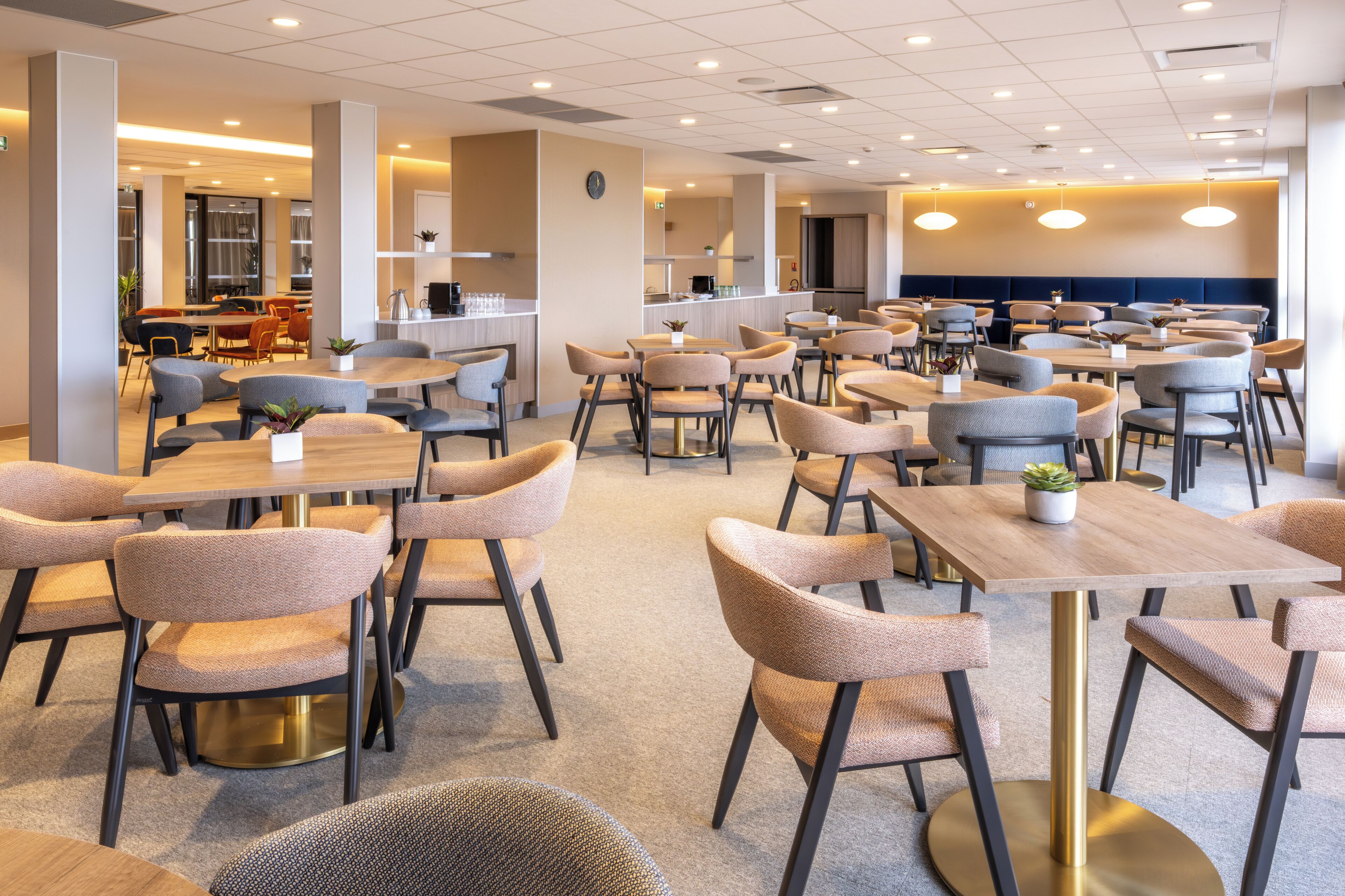 Se ofrece un desayuno bufé todos los días (19.50 EUR por persona)