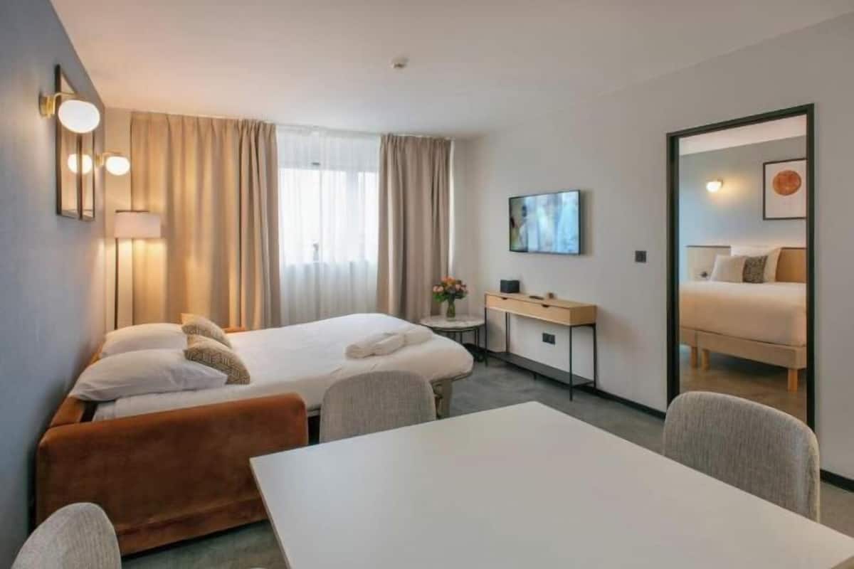 Premium bedding, in-room safe, blackout curtains, soundproofing