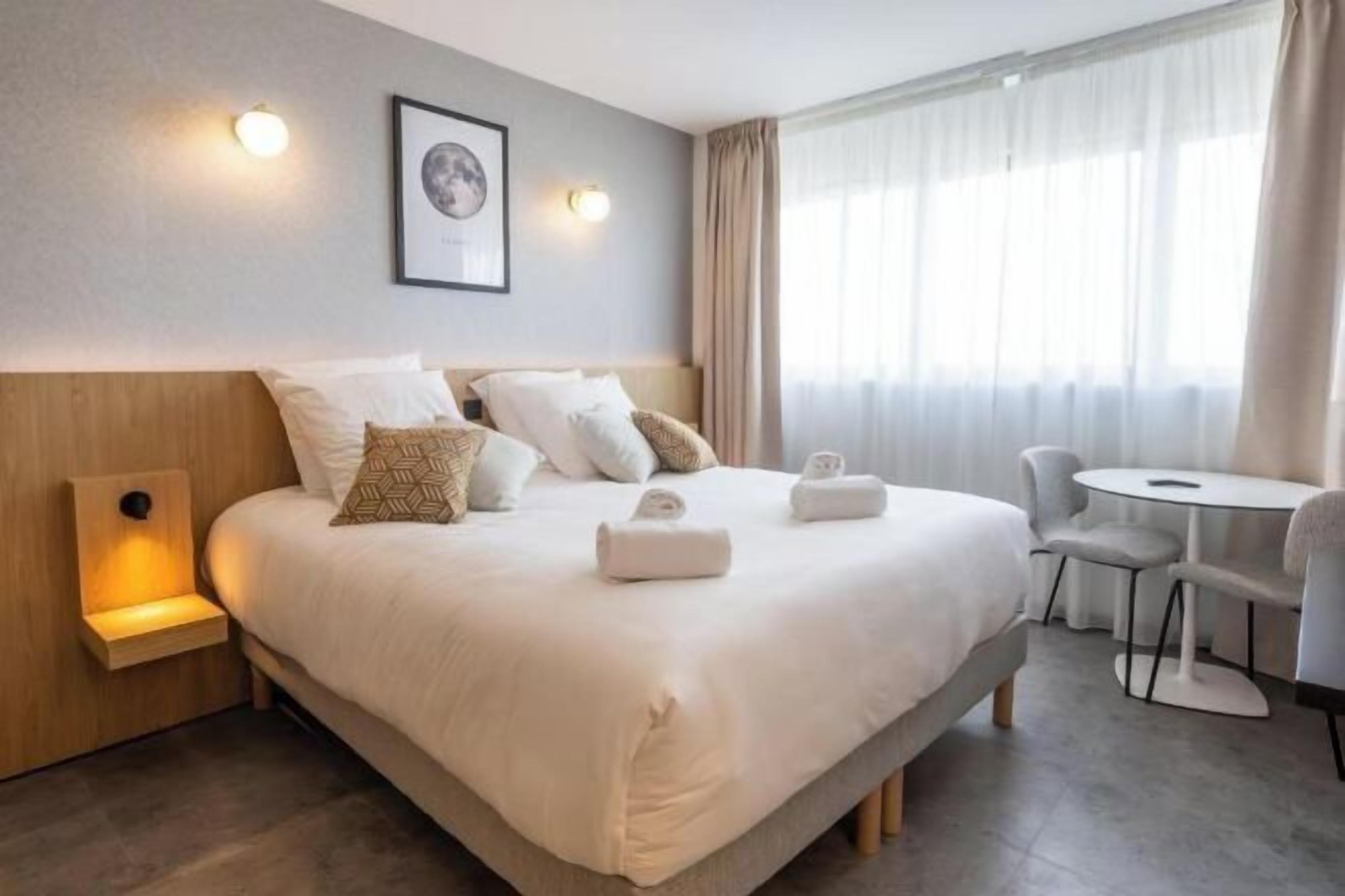 Premium bedding, in-room safe, blackout curtains, soundproofing