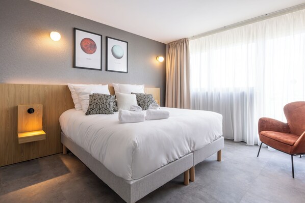 Premium bedding, in-room safe, blackout curtains, soundproofing