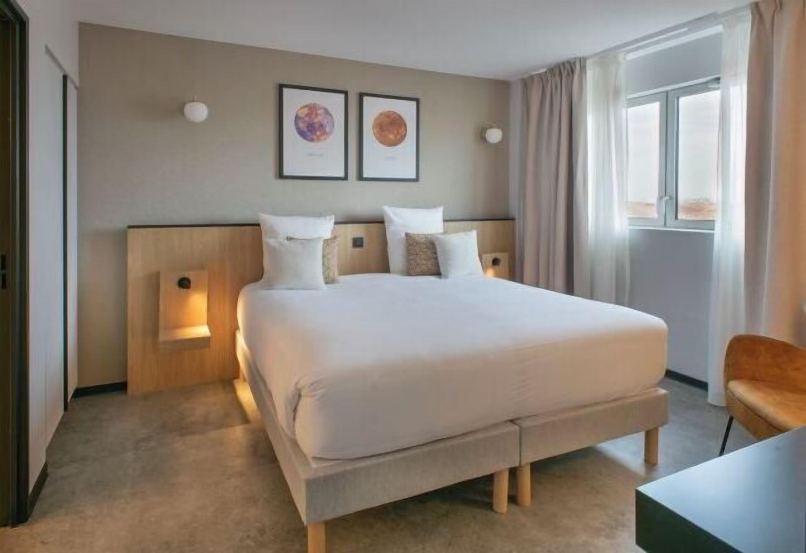 Premium bedding, in-room safe, blackout curtains, soundproofing