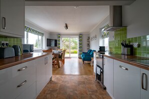 Fridge, microwave, oven, stovetop - Wendover  - sleeps 6 guests  in 3 bedrooms (Croyde)