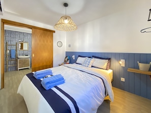 1 bedroom, free WiFi, bed sheets - Casa da Baleia T1 Located on the Seafront Overlooking the Fishing Port (Vila Franca Do Campo)