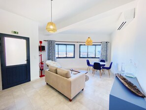 TV - Casa da Baleia T1 Located on the Seafront Overlooking the Fishing Port (Vila Franca Do Campo)