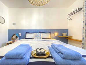 1 bedroom, free WiFi, bed sheets - Casa da Baleia T1 Located on the Seafront Overlooking the Fishing Port (Vila Franca Do Campo)