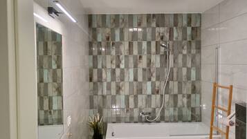 Dusche, Haartrockner, Bidet, Handtücher