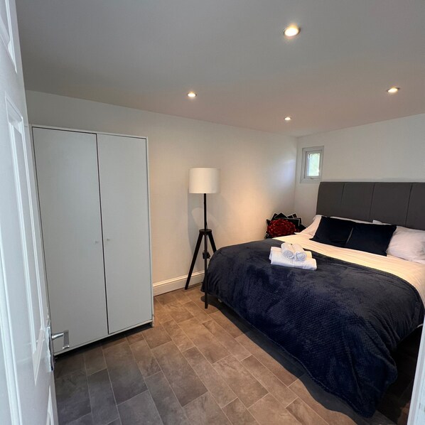 1 chambre, fer et planche à repasser, accès au Wi-Fi (inclus)