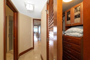 Condo (2 Bedrooms) | Phòng tắm | Buồng tắm vòi sen, đồ dùng nhà tắm được thiết kế riêng 