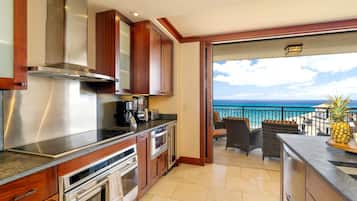 Appart'hÎtel (2 Bedrooms) | Cuisine privée | Réfrigérateur, micro-ondes, four, cafetiÚre/bouilloire