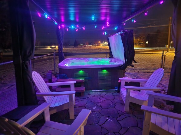 Outdoor spa tub - Knotty Pine Bunkhouse (Nevada)