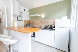 Microwave, oven, coffee/tea maker, toaster - Voyage artistique (Saint-Cyr-sur-Loire)