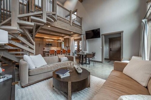 New luxe townhouse mins to GNP! Spa! Game room!