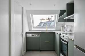 Kühlschrank, Ofen, Herdplatte, Wasserkocher mit Kaffee-/Teezubehör