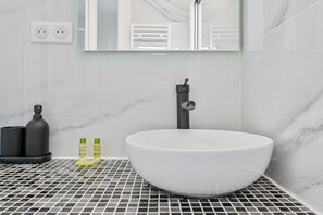 Douche, sèche-cheveux, serviettes fournies