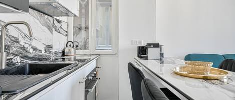 Kühlschrank, Mikrowelle, Ofen, Herdplatte