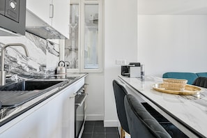 Réfrigérateur, four à micro-ondes, un four, surface de cuisson
