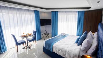 Camera Superior con letto matrimoniale o 2 letti singoli | Una cassaforte in camera, postazione laptop, ferro/asse da stiro