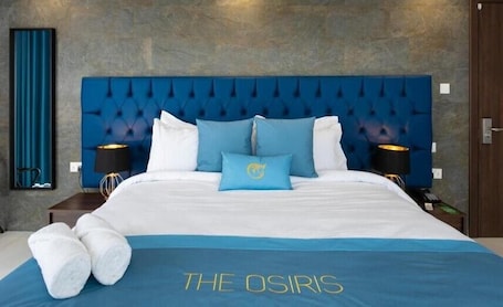 Caja de seguridad en la habitación y espacio para trabajar con laptop