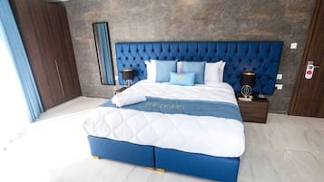 Habitación superior con 1 cama doble o 2 individuales | Caja fuerte, espacio para trabajar con un portátil, cortinas opacas