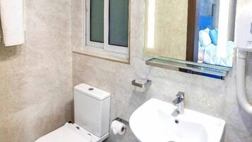 Doccia, asciugacapelli, asciugamani, sapone