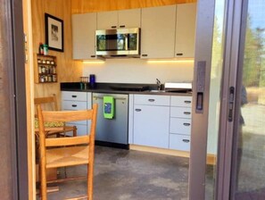 Refrigerador, microondas, parrilla de estufa y utensilios de cocina