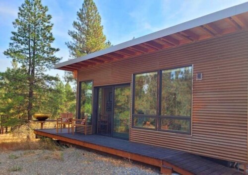 Secluded, serene studio with private deck, parking.  5 minutes from town. 