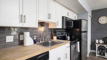 Lemari es, microwave, kompor, dan mesin pencuci piring