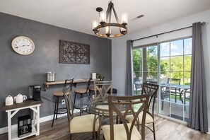 Dining - 511 - Cozy, quiet secluded close to strip & Marina (Branson)